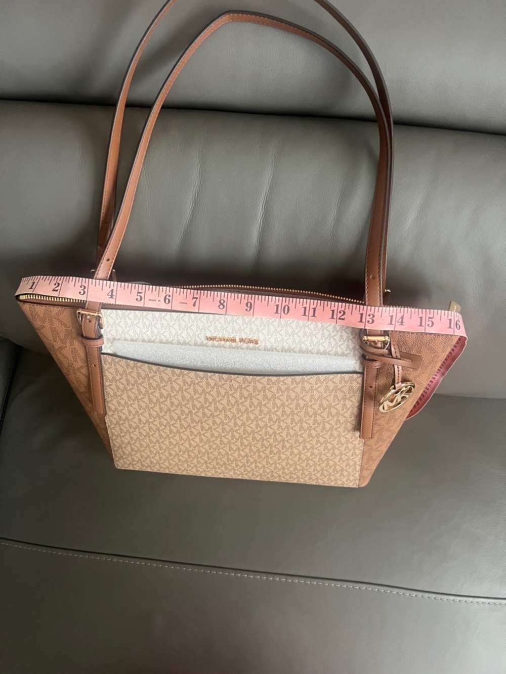 Michael Kors voyager Camel Brown Tote Bag with Gold Hardware - Picture 9 of 14